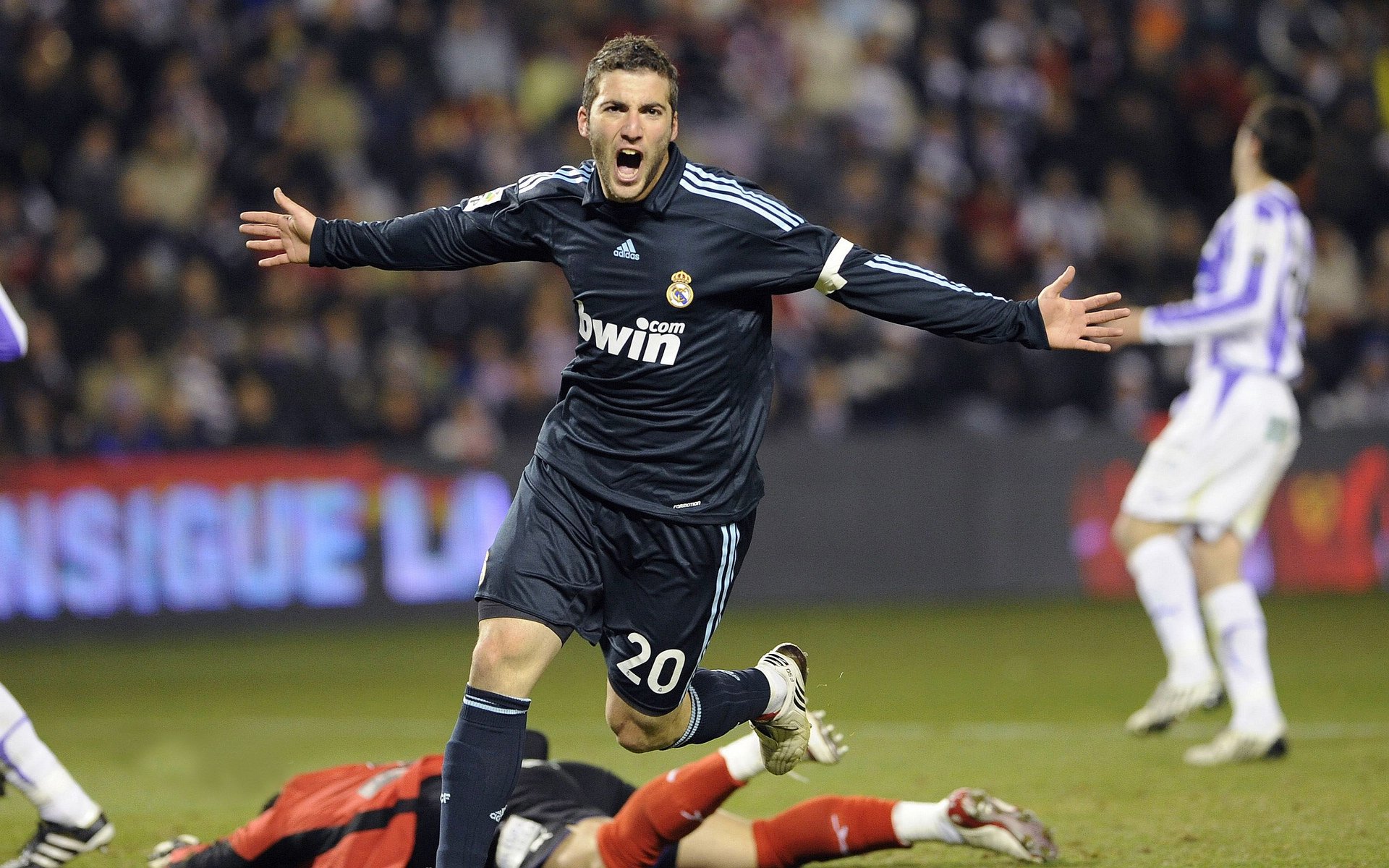 开云APP下载-利兹联锋线配合默契，白玫瑰军团冲击前六，利兹联风格